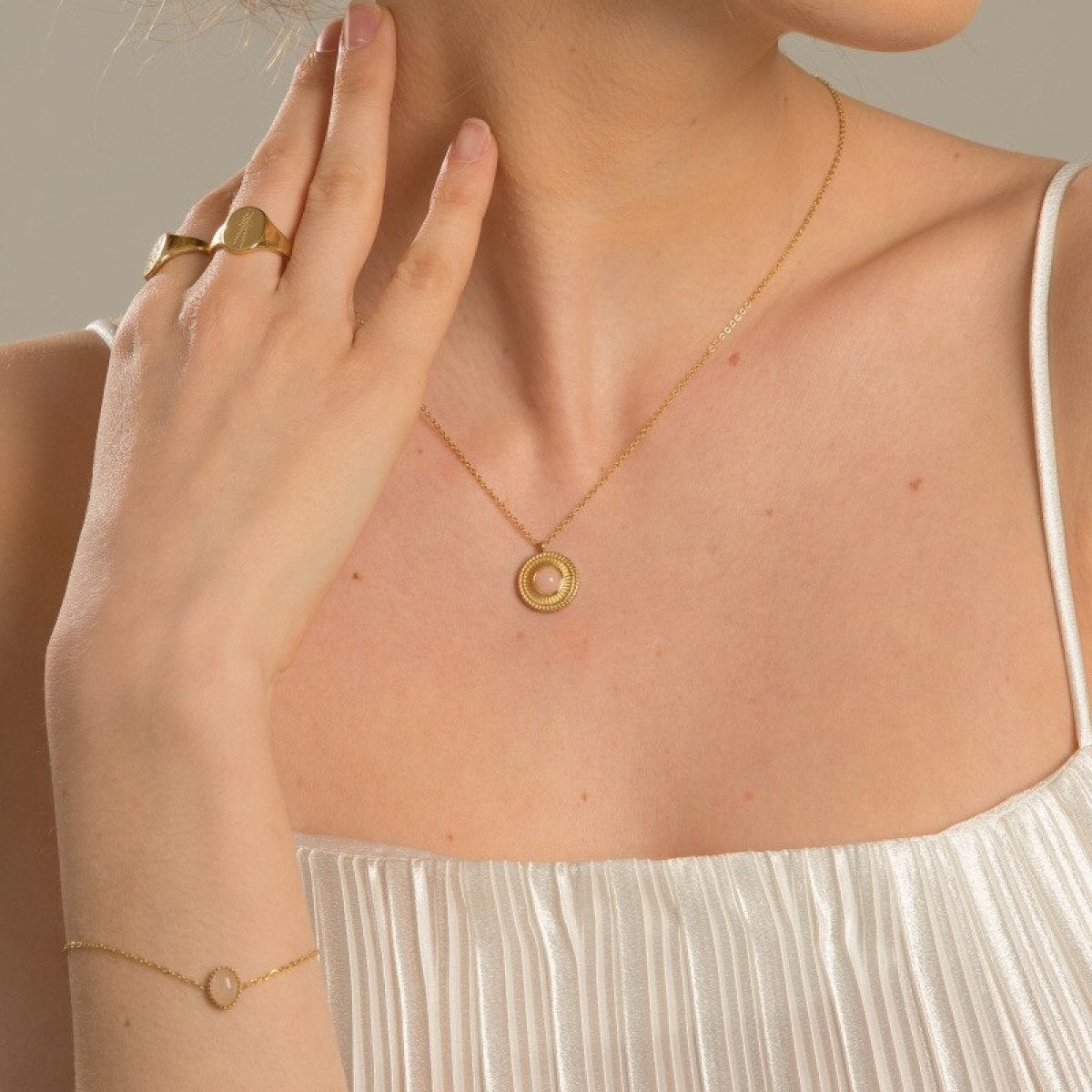 Retro Texture Rose Quartz Round Pendant Collar Necklace